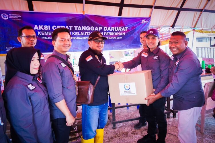 SERAHKAN BANTUAN—Asisten Khusus Menteri KP Bidang Media dan Komunikasi Publik, Doni Ismanto, menyerahkan bantuan uang tunai kepada pembudidaya, serta paket sembako, selimut, dan susu kepada korban banjir bandang di IV Koto, Kabupaten Agam, Sumbar, Rabu (22/5).