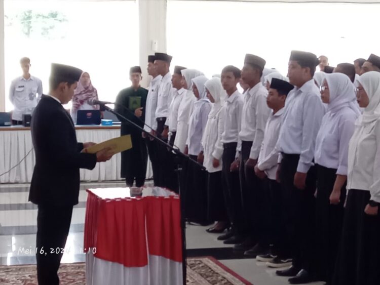 PELANTIKAN— Ketua KPU Agam Herman Susilo sedang melantik dan mengambil sumpah 80 anggota PPK pemilihan gubernur dan wakil gubernur, bupati dan wakil bupati setempat pada 2024 di Balairung Rumah Dinas Bupati Agam, Kamis (16/5).