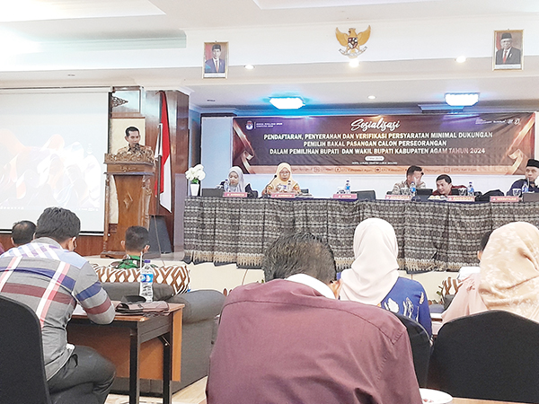 SOSIALISASI— KPU Agam menggelar sosialisasi pendaftaran, penyerahan dan verifikasi persyaratan minimal dukungan pemilih bakal pasangan calon perseorangan dalam Pemilu Bupati dan Wakil Bupati Agam Selasa (7/5).