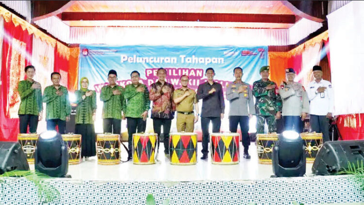 PELUNCURAN TAHPAN PILKADA— Plh Winarno, Forkopimda, dan KPU Padang Panjang resmi meluncurkan tahapan Pilkada 2024 di Gedung M. Sjafei, Kota Padang Panjang, pada hari Senin (27/5).