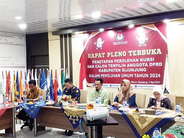 RAPAT PLENO TERBUKA— KPU Kabupaten Sijunjung melaksanakan rapat pleno terbuka penetapan perolehan kursi dan calon terpilih anggota DPRD Kabupaten Sijunjung di Pemilu 2024, Kamis (2/4).