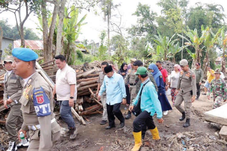 BERKUNJUNG— Bupati Agam Andri Warman saat
mendampingi Mentan RI Andi Amran Sulaiman mengunjungi kawasan terdampak banjir lahar dingin di Nagari Bukik
Batabuah, Sabtu (18/5).