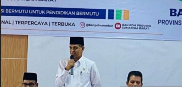 NARASUMBER—Kepala Kantor Kementerian Agama Kota Solok Mustafa saat menjadi narasumber pada pelaksanaan akreditasi PAUD MAtahun 2024 di Kota Solok.