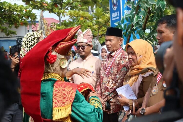 ACARA WISUDA— Staf Ahli Walikota Pariaman bidang SDM dan Kemasyarakatan, Hertati Taher menghadiri wisuda taruna/taruni SMKN 3 Pariaman.