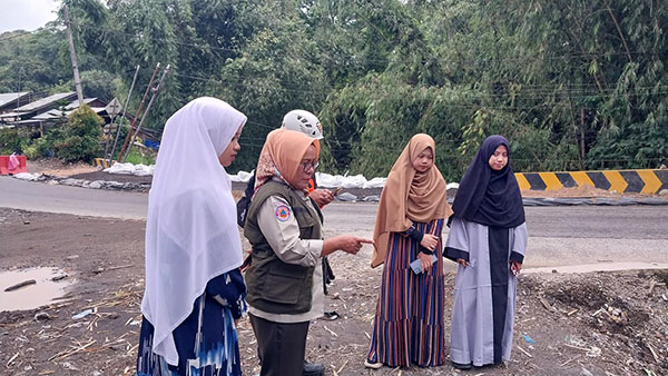 RELAWAN BENCANA— Sejumlah mahasiswi KKN dari Sekolah Tinggi Ilmu Tarbiyah (STIT) Diniyyah Puteri Rahmah El Yunusiyah, ikut menjadi relawan penanganan bencana banjir bandang dan galodo yang terjadi di Kota Padang Panjang.