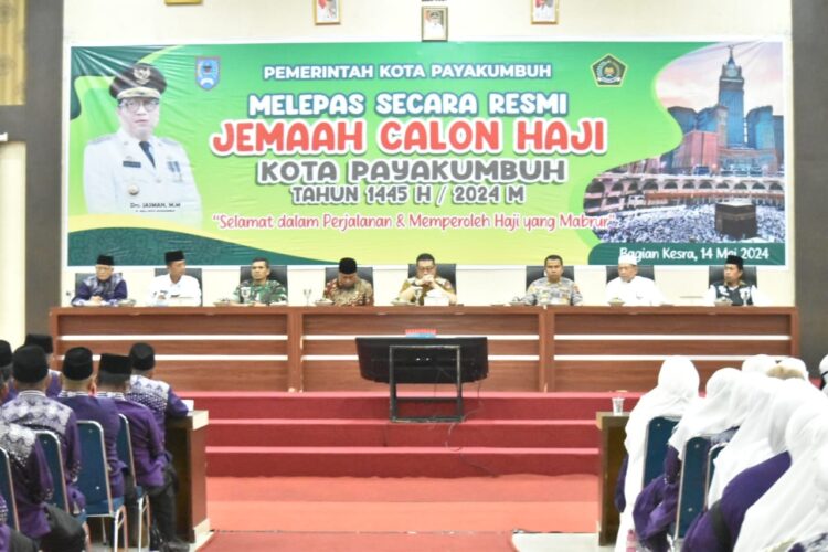 SAMBUTAN— Pj Wali Kota Payakumbuh Jasman berikan arahan sebelum melepas lepas jamaah calon haji Kota Payakumbuh.