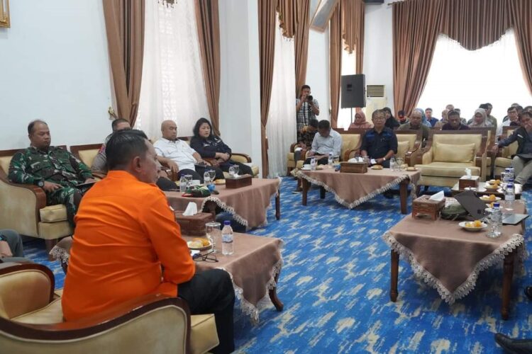 RAPAT—Suasana rapat evaluasi terkait penanganan bencana dan kondisi terbaru, Kamis (23/5) di Posko Utama   di Indojolito Batusangkar.