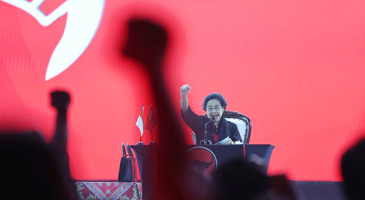 RAKERNAS— Ketua Umum PDI-P, Megawati Soekarnoputri, berpidato di hadapan ribuan kader dan simpatisan dalam Rapat Kerja Nasional (Rakernas) V PDI-P.