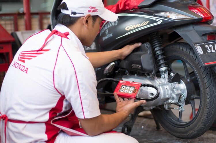 PENGGANTIAN-Mekanik Honda melakukan penggantian v-belt pada sepeda motor milik konsumen.