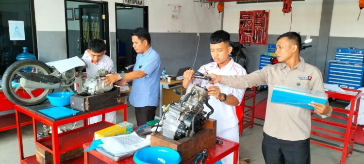 UJI KOMPETENSI-Para siswa SMKN 1 Linggo Sari Baganti mengikuti Uji Kompetensi Keahlian (UKK) yang diuji oleh Tim Technical Training PT Menara Agung.
ist