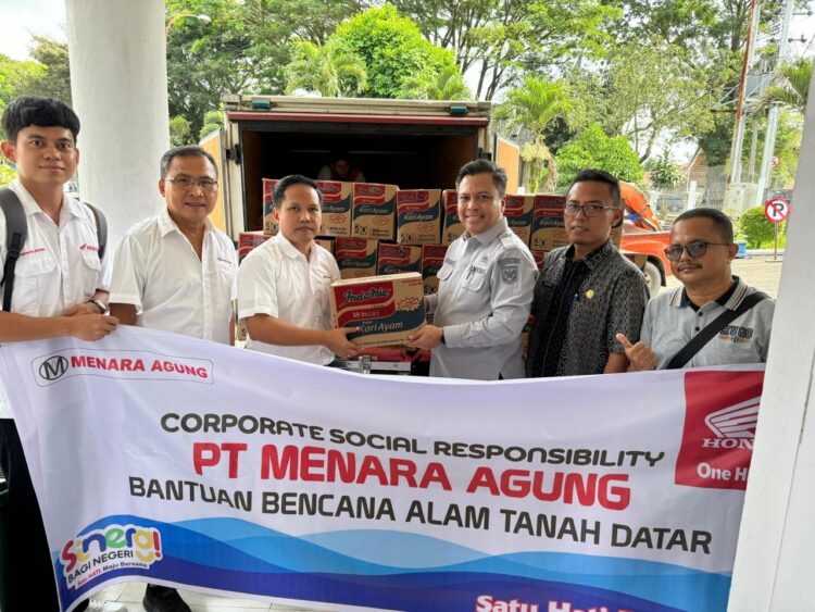 SERAHKAN BANTUAN-General Manager PT Menara Agung, Rikardus Tanumihardja bersama jajarannya menyerahkan bantuan untuk korban bencana banjir bandang lahar diningin di Kabupaten Tanahdatar.