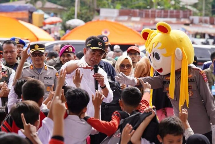 HIBUR ANAK-ANAK— Menteri PMK Muhajir Efendi berdialog dan bermain dengan anak-anak korban banjir bandang lahar dingin di posko pengungsian.