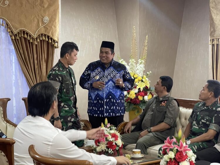 DIALOG—Bupati Padang pariaman Suhatri Bur usai rapat dialog dengan  peserta tim terpadu bencana.