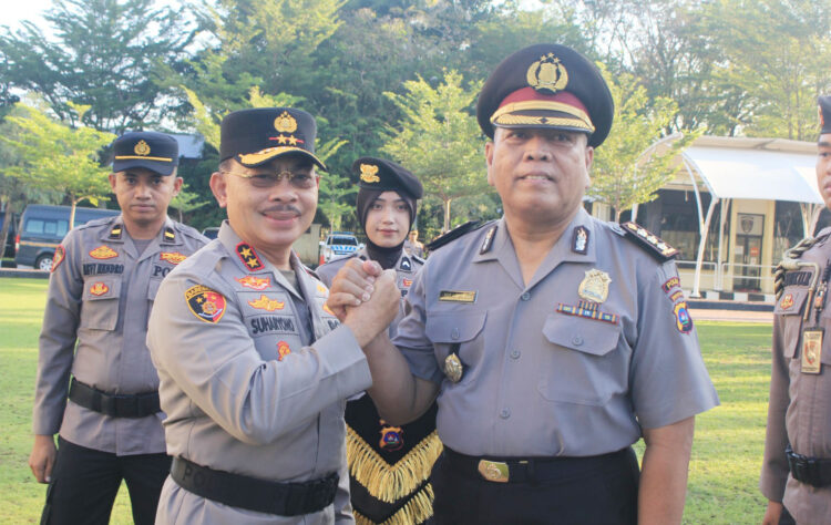 NAIK PANGKAT— Kapolda Sumbar Irjen Pol Suharyono bersama Kombes Yuli Anwar yang baru saja menerima kenaikan pangkat pengabdian.