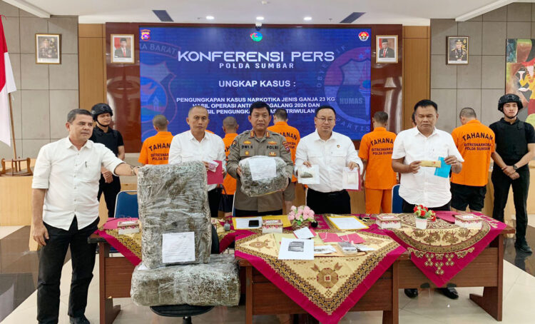 PERLIHATKAN BUKTI—  Kabid Humas Polda Sumbar, Kombes Pol Dwi Sulistyawan bersama Dirresnarkoba Kombes Pol Nico A Setiawan memperlihatkan barang bukti narkotika hasil penangkapan selama Operasi Antik Singgalang 2024.