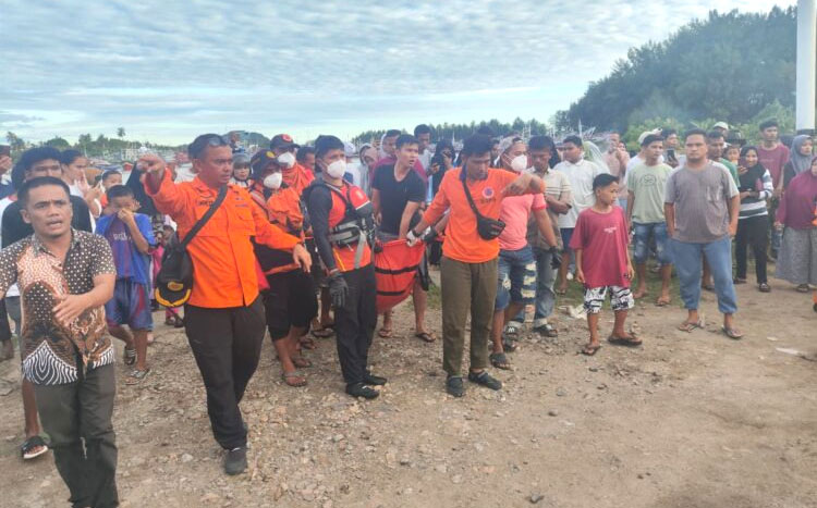 TEWAS TENGGELAM— Tim SAR Gabungan mengevakuasi jasad seorang nelayan yang tewas usai perahunya karam dihantam gelombang di perairan Pesisir Selatan.