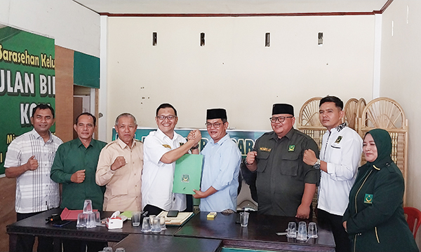 PENYERAHAN BERKAS PENDAFTARAN— H. Nofi Candra saat menyerahkan berkas pendaftaran Pilkada Kota Solok 2024 ke DPC PBB Kota Solok, diterima langsung Ketua DPC Hendra Saputra, pengurus serta mantan Wakil Wali Kota Solok Reinier.