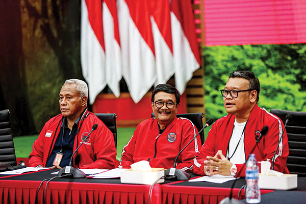 KONFERENSI PERS— Ketua DPP PDI Perjuangan Djarot Syaiful Hidayat (tengah) bersama Ketua Bidang Kehormatan DPP PDI Perjuangan Komarudin Watubun (kiri) dan Ketua DPP Eriko Sotarduga (kanan) saat Konferensi Pers Rakernas V PDI Perjuangan di Kantor DPP PDI Perjuangan, Jakarta, Kamis (16/5).