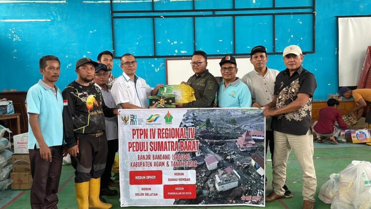 BERIKAN BANTUAN--PT Perkebunan Nusantara (PTPN) IV Regional 4 Jambi menyalurkan bantuan untuk warga yang terdampak banjir bandang lahar dan tanah longsor di Sumbar.