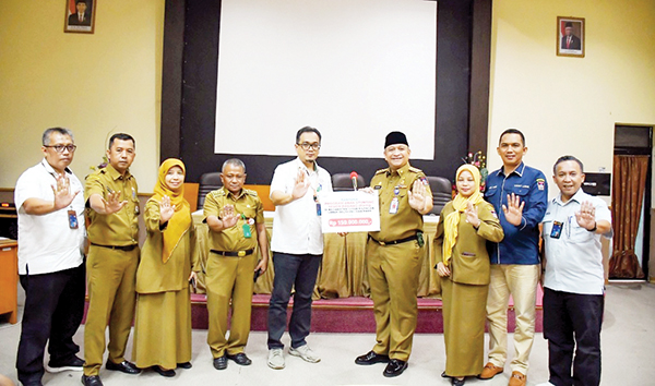 BANTUAN PASS— Kepala Unit CSR PT Semen Padang, Dedi M Siddiq, menyerahkan secara simbolis bantuan Program Anak Stunting Semen Padang (PASS) untuk Kecamatan Lubuk Kilangan, Lubuk Begalung dan Pauh, senilai 150 juta, kepada Pj Walikota Padang Andree Harmadi Algamar.