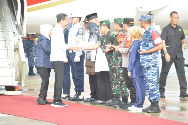 SAMBUT PRESIDEN RI— Panglima Komando Gabungan Wilayah Pertahanan (Pangkogabwilhan) 1 Laksamana Madya TNI, Agus Hariadi, serta sejumlah pejabat sambut kedatangan RI 1 Joko Widodo, Selasa (21/5) pagi di Bandara Internasional Minangkabau.