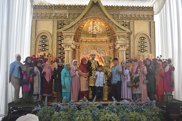 FOTO BERSAMA—Khairas Eka Putra , SH, orang tua Iqra Aulia Putra SH( marapulai ) foto bersama di acara Babako, Rang Koto Baranak Pisang.