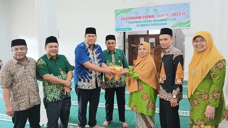 SILATURAHMI— Sekda Kota Pariaman, Yota Balad, menghadiri silaturahmi Syawal 1445 H/2024 M Pimpinan Cabang Muhamadiyah IV Angkek Padusunan, di Masjid Darul Muttaqin, Desa Koto Marapak.