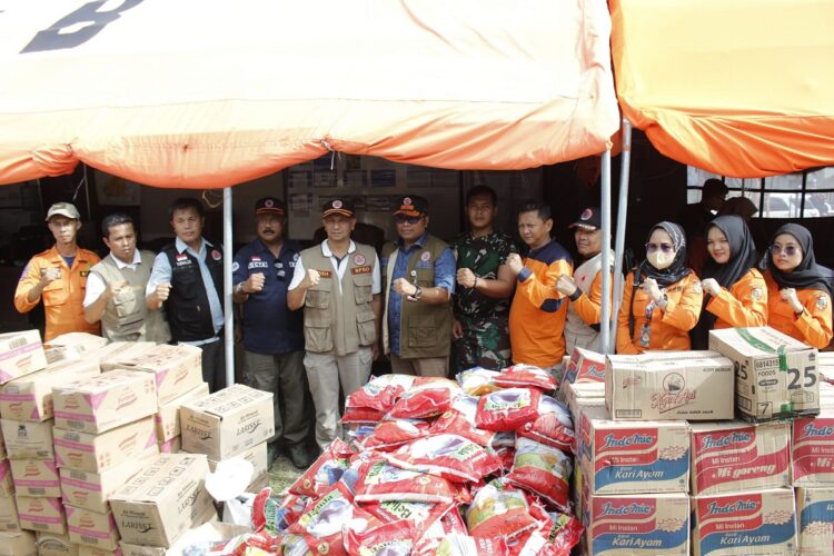 DIANTAR LANGSUNG— Rektor IPDN Dr. Hadi Prabowo, M.M beserta pejabat IPDN dan Praja IPDN, langsung antarkan bantuan ke posko bencana di Gedung Indo Jolito Batusangkar, Kamis (23/5).