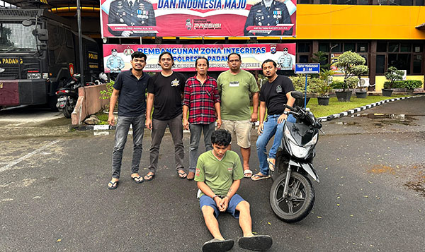 PENCURI— Pelaku Ferdi Hasan yang mencuri sepeda
motor di Kampus Politeknik Negeri Padang ditangkap
Tim Klewang Polresta Padang.