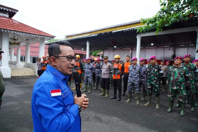 APEL PASUKAN— Bupati Tanahdatar  Eka Putra memberikan arahan kepada tim gabungan ketika pimpin apel pasukan.