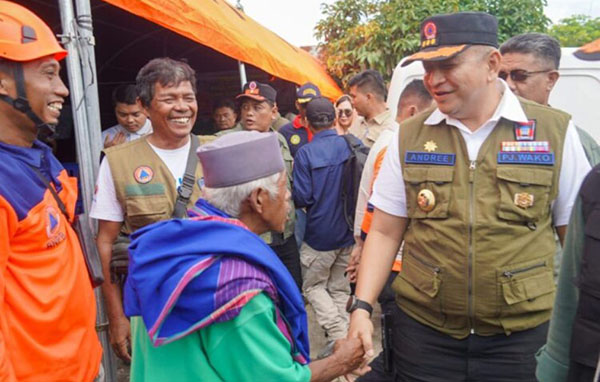 KUNJUNGI DAERAH TERDAMPAK— Pj Wako Padang, Andree Harmadi Algamar mengunjungi lokasi terdampak bencana banjir bandang lahar dingin Marapi, sekaligus dan menyerahkan bantuan secara langsung dari Pemko Padang, Minggu (19/5) siang.