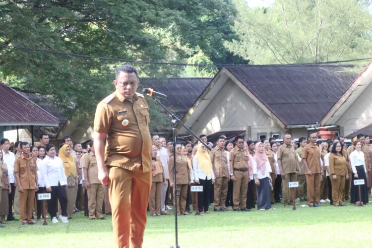 PIMPIN APEL GABUNGAN— Pj.Bupati Kepulauan Mentawai,  Fernando Jongguran Simanjuntak memimpin apel gabungan perdana pasca penyerahan SK perpanjangan jabatan Pj.Bupati di halaman kantor Bupati, Selasa (28/5).