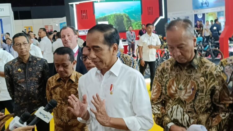 MENINJAU— Presiden Joko Widodo (Jokowi) saat meninjau pameran Periklindo Electric Vehicle Show (PEVS) di JiExpo.