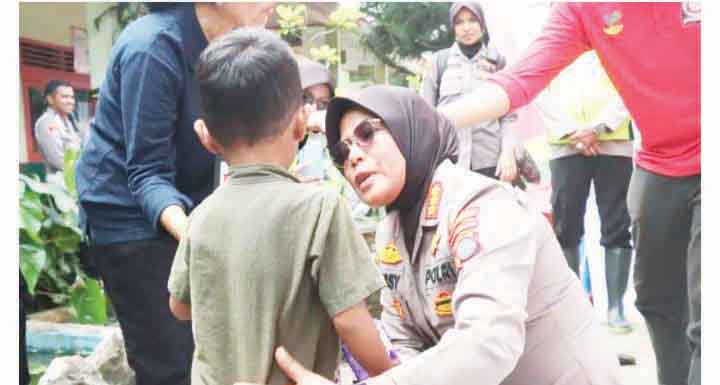 TRAUMA HEALING— Kapolresta Bukittinggi Kombespol Yessi Kurniati memberikan trauma healing terhadap anak-anak
korban bencana banjir lahar dingin yang terjadi
beberapa waktu yang lalu.