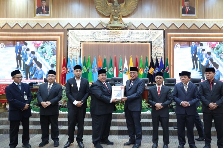 PARIPURNA— DPRD Provinsi Sumatera Barat menggelar rapat Paripurna Penyerahan Laporan Hasil Pemeriksan BPK Atas Laporan Keuangan Pemerintah Daerah Provinsi Sumatera Barat Tahun 2023 di ruang rapat utama DPRD Sumbar, Senin (20/5).