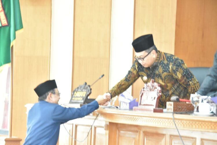 RAPAT—Pj.Wali Kota Payakumbuh, Jasman saat rapat paripurna penetapan ranperda pertanggungjawaban APBD Kota Payakumbuh tahun 2023 menjadi perda.