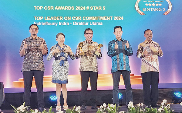 PENGHARGAAN TOP CSR SWARD—  Direktur Operasi PT Semen Padang, Pri Gustari Akbar (tengah), menerima penghargaan TOP CSR Awards 2024 dengan predikat #Star 5 dan TOP Leader On CSR Commitment dari Majalah Top Business.