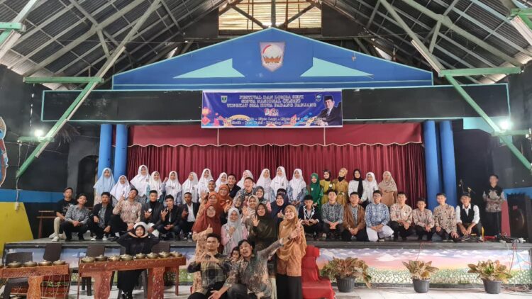 JUARA UMUM— Sebanyak 15 siswa dan siswi SMA Negeri 1 Padang Panjang raih juara pada Festival Lomba Seni Siswa Nasional (FLS2N) Tingkat Kota Padang Panjang. Beberapa di antaranya dinyatakan lolos untuk seleksi tingkat provinsi.