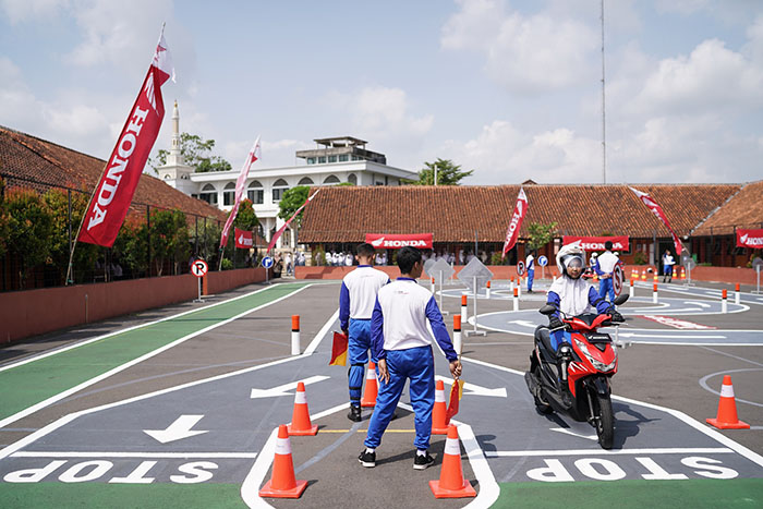 SAFETY RIDING— Para pelajar SMK Negeri 4 Tasikmalaya, Jawa Barat menggunakan secara perdana Safety Riding Lab pada area Zona Praktik ditemani para duta safety riding.