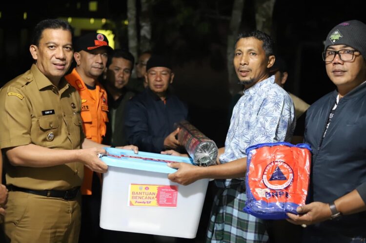 PAKET SEMBAKO— Pj Wali Kota, Sonny Budaya Putra, serahkan paket sembako untuk para korban banjir bandang di sejumlah kelurahan di Padang Panjang.