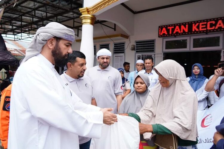 SERAHKAN BANTUAN— Delegasi Arab serahkan bantuan untuk korban galodo di Tanahdatar.