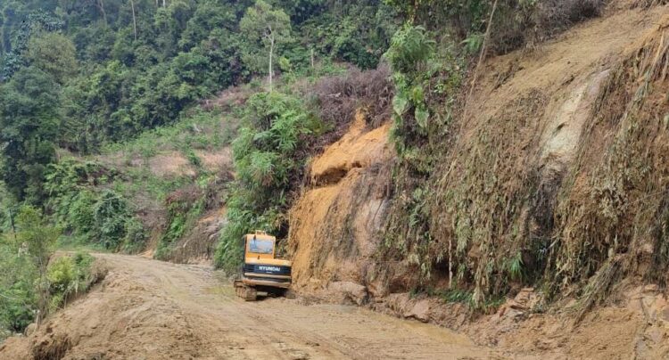 LONGSOR— Pascabencana alam banjir dan longsor yang menghantam Kabupaten Lima Puluh Kota Minggu (12/5) lalu, siswa SD Negeri 04 Suliki, Kecamatan Suliki, terpaksa harus belajar di rumah guru.