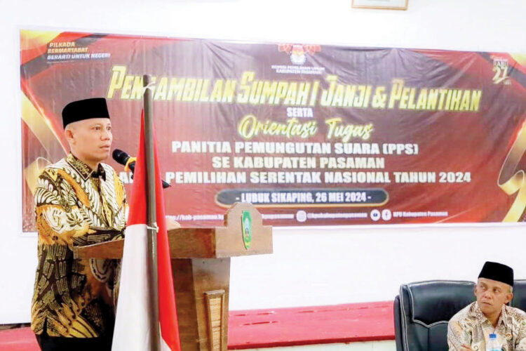 PELANTIKAN PPS— Bupati Pasaman, Sabar AS saat menghadiri pelantikan PPS se-Kabupaten Pasaman, Minggu (26/5).