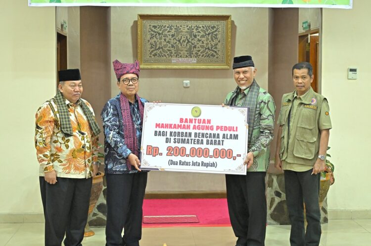 BANTUAN— Ketua MA, Muhammad Syarifuddin serahkan bantuan untuk para korban galodo dan banjir lahar dingin secara simbolis kepada Gubernur Sumbar Mahyeldi.