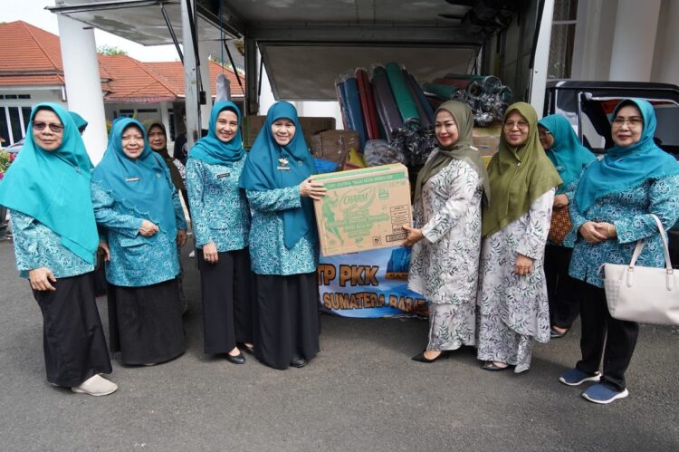 SALURKAN BANTUAN— Ketua TPK PKK Sumbar Harneli Mahyeldi, serahkan bantuan yang diterima langsung Ketua TP PKK Tanah Datar Ny. Lise Eka Putra beserta pengurus untuk korban banjir bandang lahar dingin Marapi.