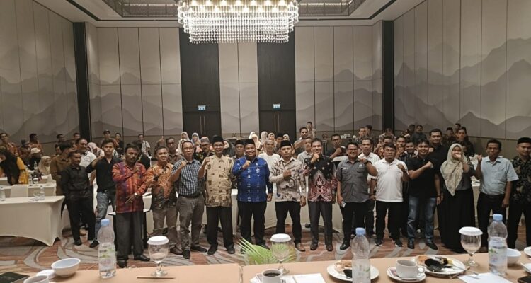 BERSAMA—Bupati Padangpariaman Suhatri Bur usai acara  bersama wali nagari dan perangkatnya foto bersama.