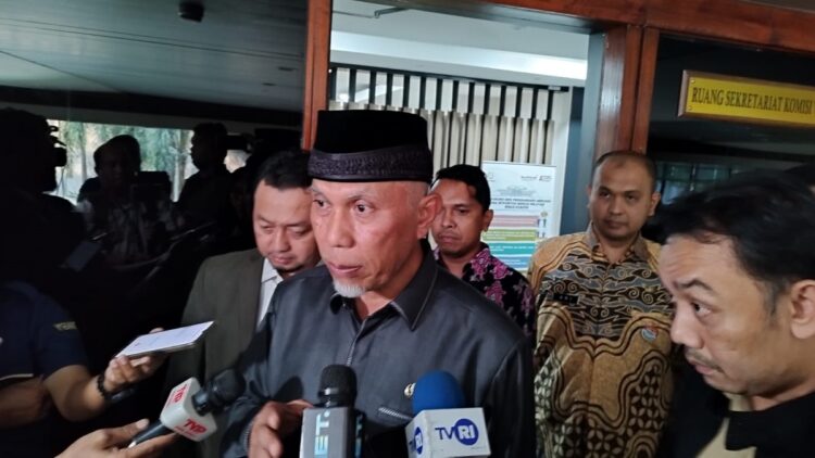 BERIKAN KETERANGAN— Gubernur Sumha Mahyeldi saat berikan keterangan kepada wartawan usai pertemuan dengan Komisi V DPR RI, Jumat (17/5).