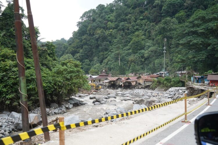 JEMBATAN RUSAK— Salah satu jembatan di X Koto, Kabupaten Tanahdatar rusak akibat bencana banjir bandang lahar dingin yang terjadi beberapa waktu lalu. Data PUPR, tercatat 36 unit jembatan mengalami kerusakan ringan sampai berat, salah satunya jembatan penghubung sekaligus pintu masuk ke Nagari Singgalang dari kota Padangpanjang.