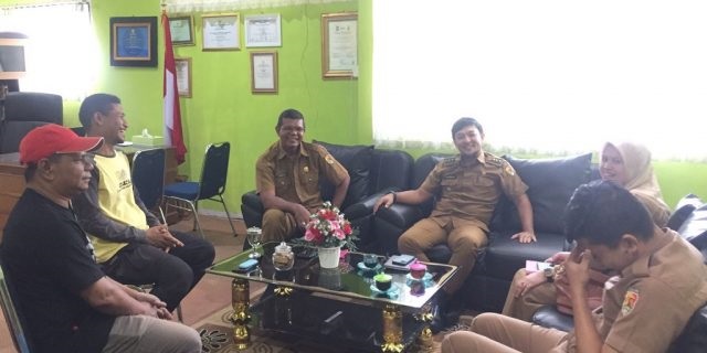 DIALOG—Terlihat dua orang camat masing masing Camat Tanjung Harapan, Hendrik dan Camat Lubuk Sikarah, Elsye Desilina, dialog dengan Kepala Dinas Lingkungan Hidup, Edrizal untuk membahas soal sampah.