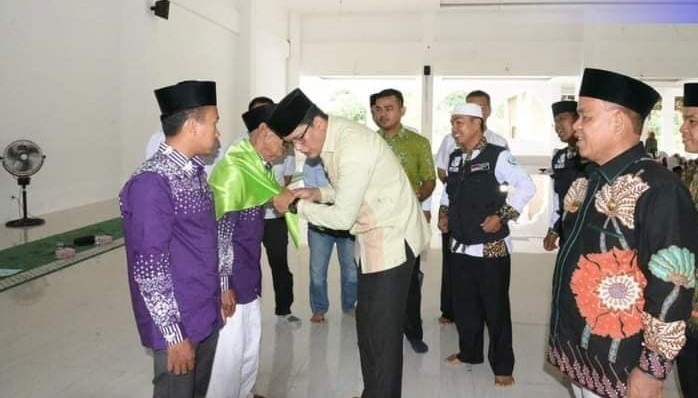 PELEPASAN JAMAAH— Sekretaris Daerah Kabupaten Padangpariaman Rudi Refenaldi Rilis,  salami jamah saat rmelepas 229 Calon Jamaah Haji (CJH) asal Kabupaten Padangpariaman.